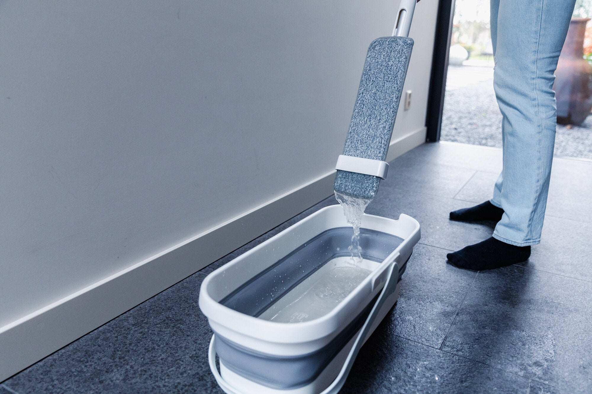 12 nieuwe tips om streeploos en effectief te dweilen in 2024